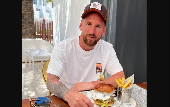 Momen Lionel Messi menyantap menu burger bernama 'Messi Burger' yang disajikan oleh Hard Rock Cafe Ibiza.