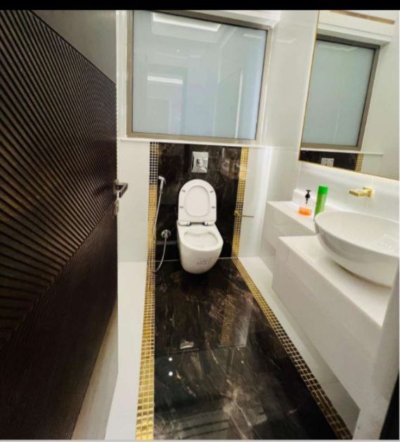 حمام أنيق داخل فيلا فاخرة في عجمان، يتميز بتصميم عصري وتشطيبات راقية تضيف لمسة فخامة لكل تفصيل.