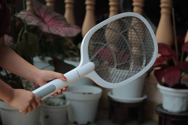 pemukul nyamuk elektrik atau electric mosquito swatter