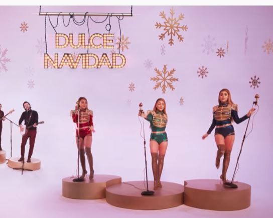 Danna Paola y su atrevido atuendo navideño