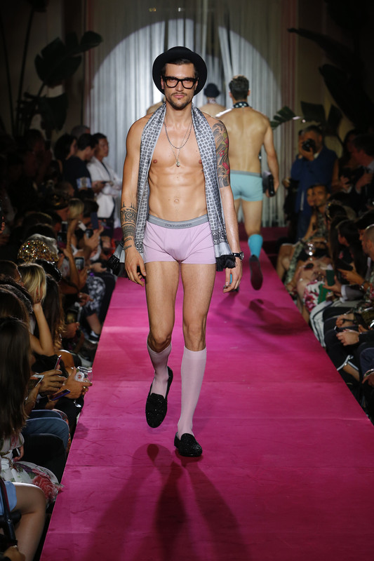dolce-and-gabbana-summer-2019-men-naked-king-fashion-show-43