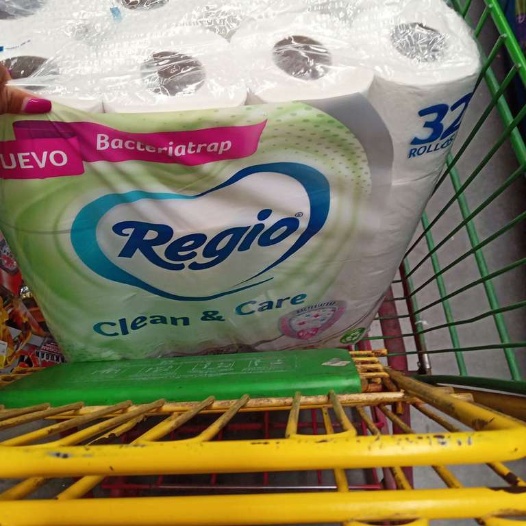 Bodega Aurrera: Regio clean & care 32 rollos 
