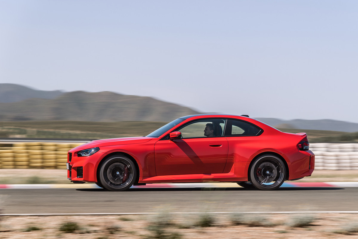 P90482754_highRes_the-all-new-bmw-m2-r