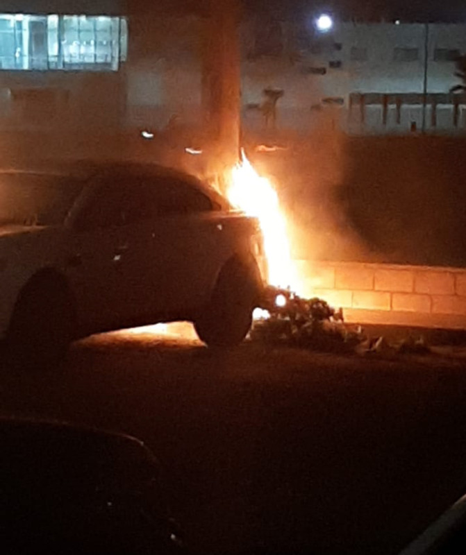 Incendian vehículo y dejan narcomanta en Fiscalía de Tijuana