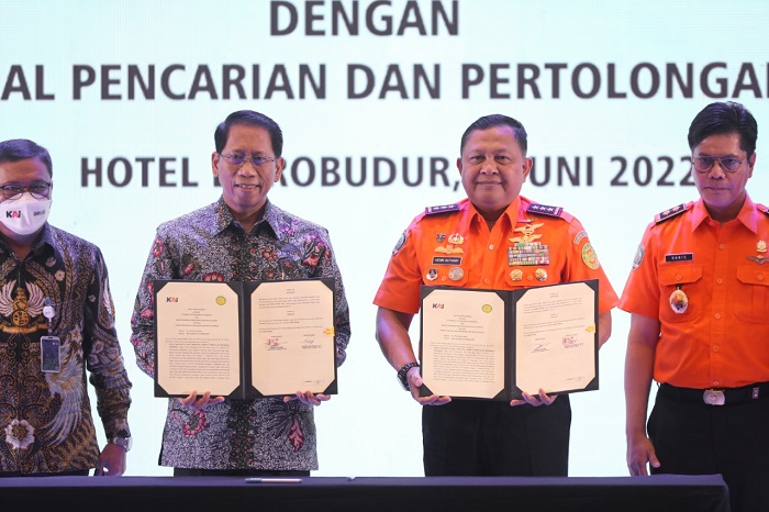 Direktur Utama KAI Didiek Hartantyo (kiri) dan Kepala Badan Nasional Pencarian dan Pertolongan (Basarnas) Henri Alfiandi (kanan) saat menunjukan MoU tentang Penyelenggaraan Pencarian dan Pertolongan yang usai ditandatangani di Hotel Borobudur Jakarta, Rabu (8/6/2022)