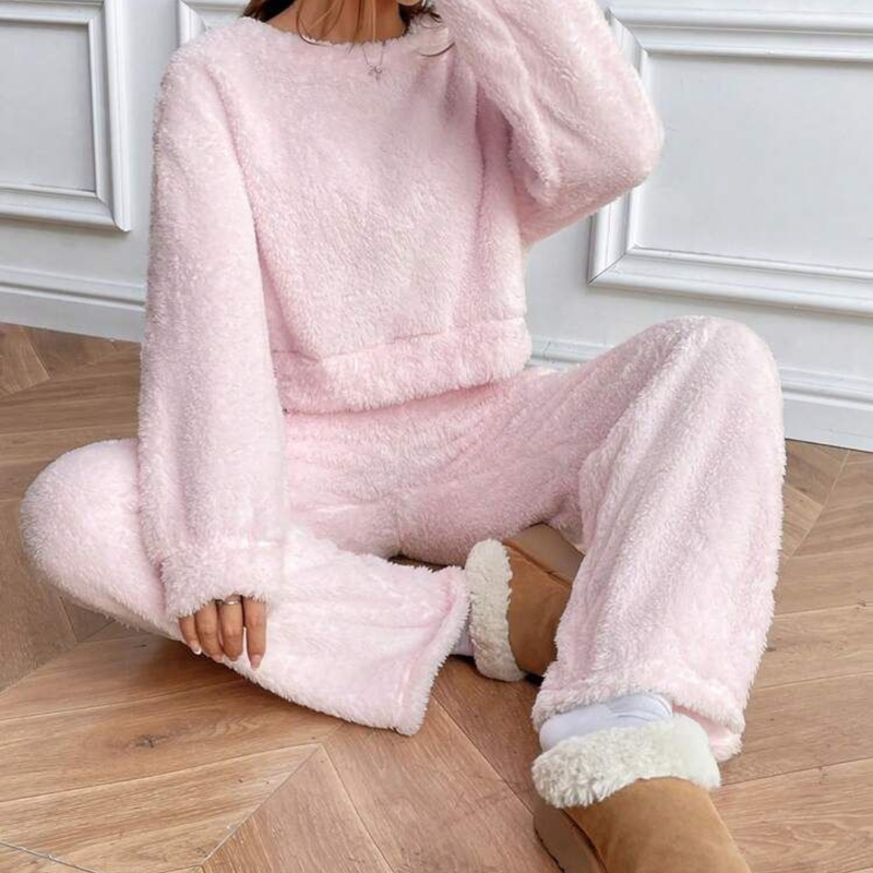 Detalle promo pijamas de peluche con pantuflas de regalo