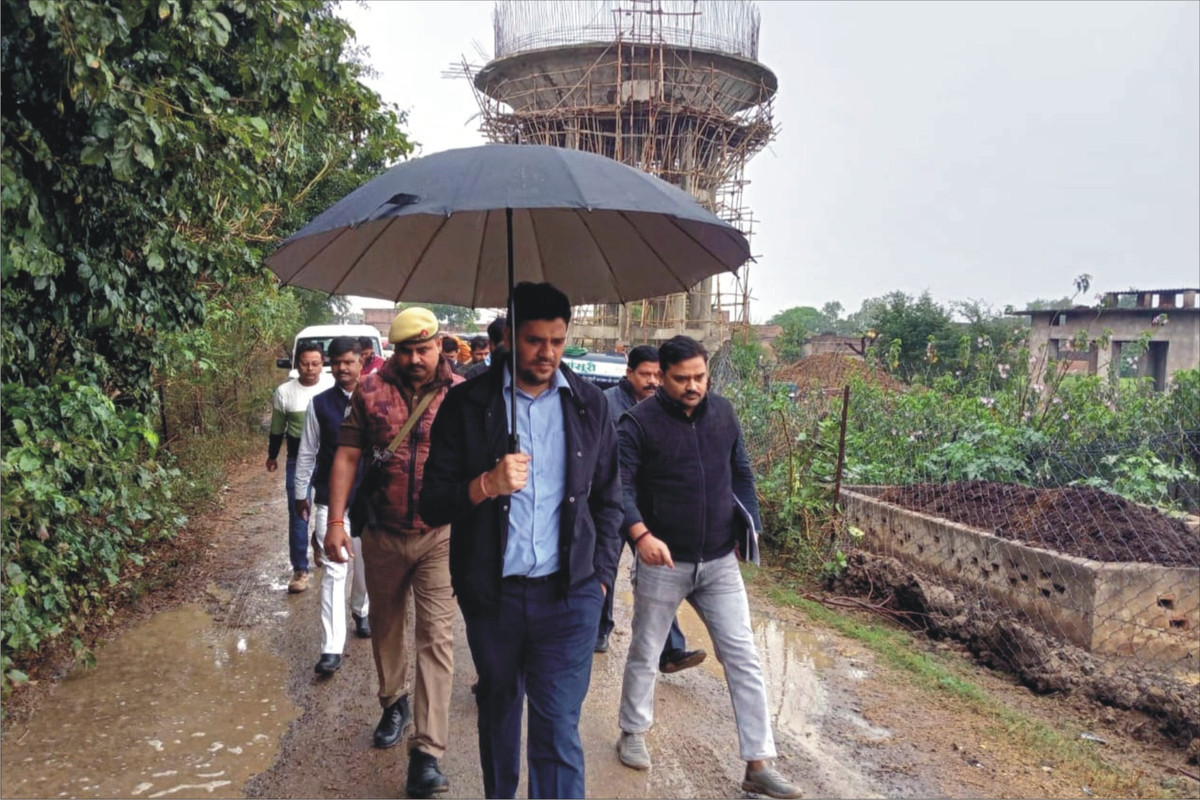 डीएम ने किया बरथरी ग्राम समूह पेयजल परियोजना का निरीक्षण, निर्माण गति धीमी पाए जाने पर हुए ख़फ़ा |