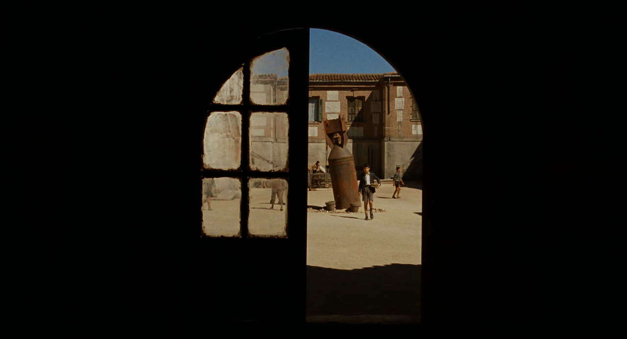 The Devil s Backbone 2001 UHD BDRip 2160p HDR Voldmair mkv snapshot 00 07 36 331