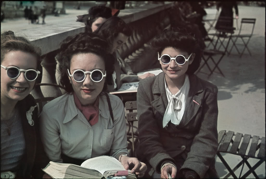 Parisinas con gafas de sol en los Jardines de Luxemburgo, mayo de 1942