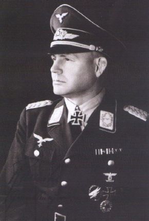 Imagen de Ramcke con su Cruz de Caballero de la Cruz de Hierro Imagen de Ramcke con su Cruz de Caballero de la Cruz de Hierro
