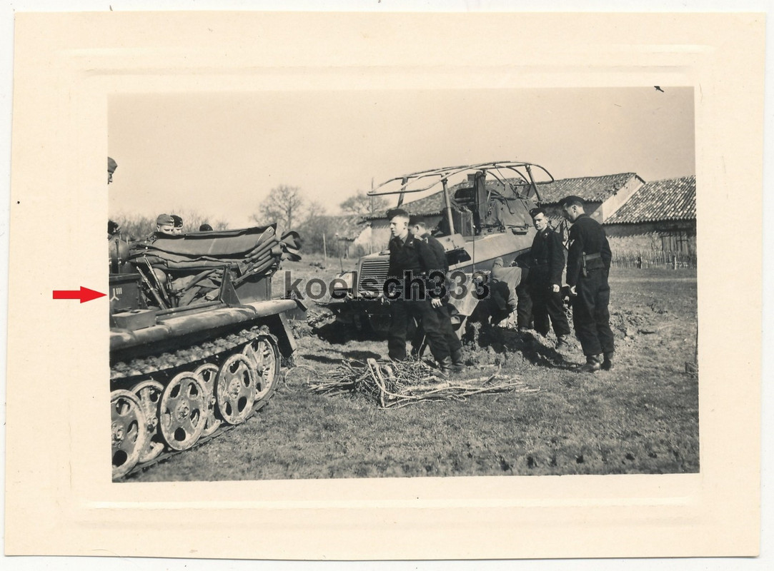 Foto Panzer Halbkette und 8 Rad Funk Panzerspähwagen bei Libourne in Frankreich (2)