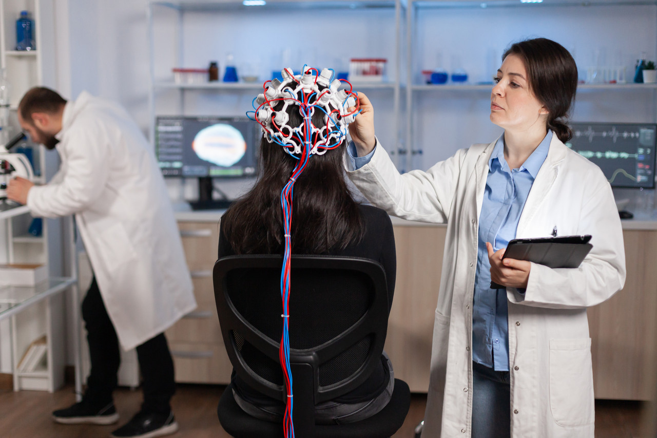 Neurological EEG monitoring during brain research