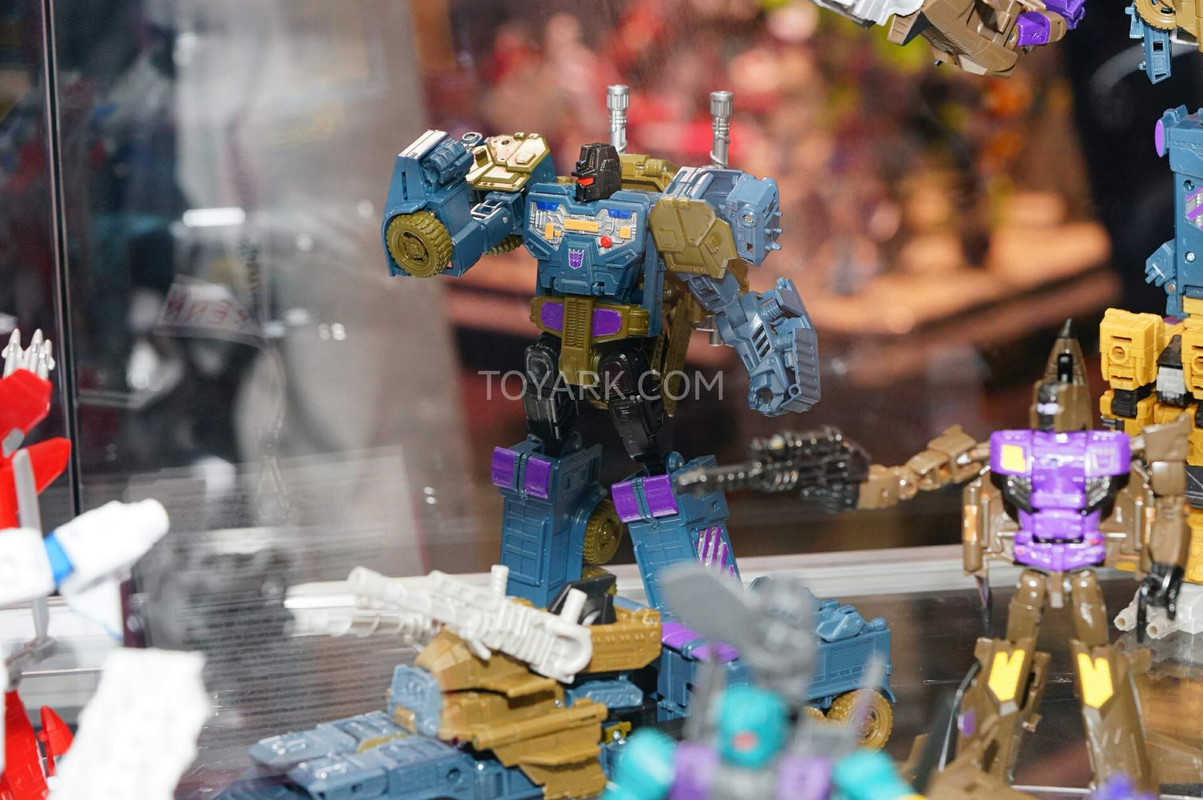 SDCC2015-Hasbro-Transformers-Combiner-Wars-058