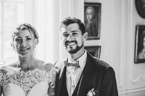 anais-jeremy-couple-sourire-pose-tableau-heureux-noir-blanc