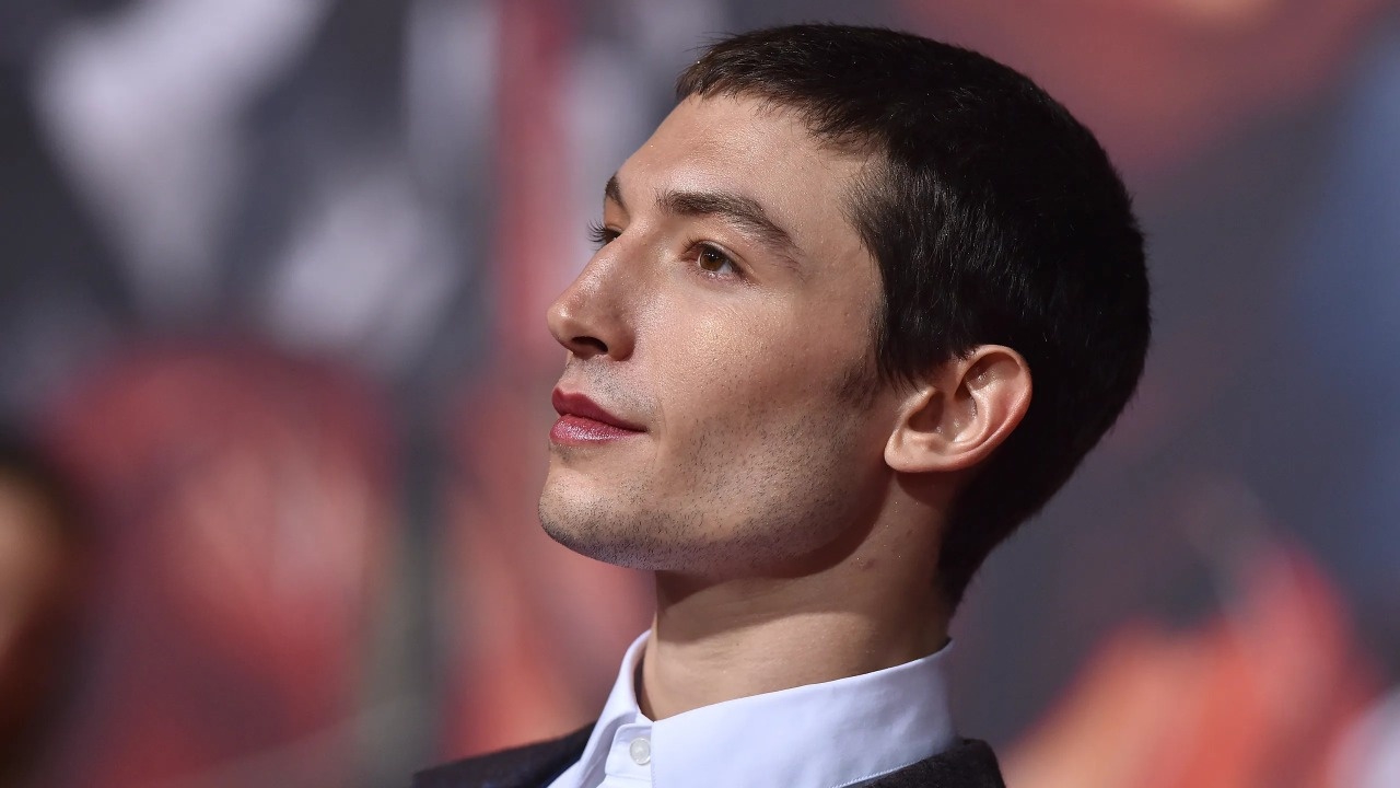 Ezra Miller se declara inocente de robo, pero le podrían dar 26 años de cárcel