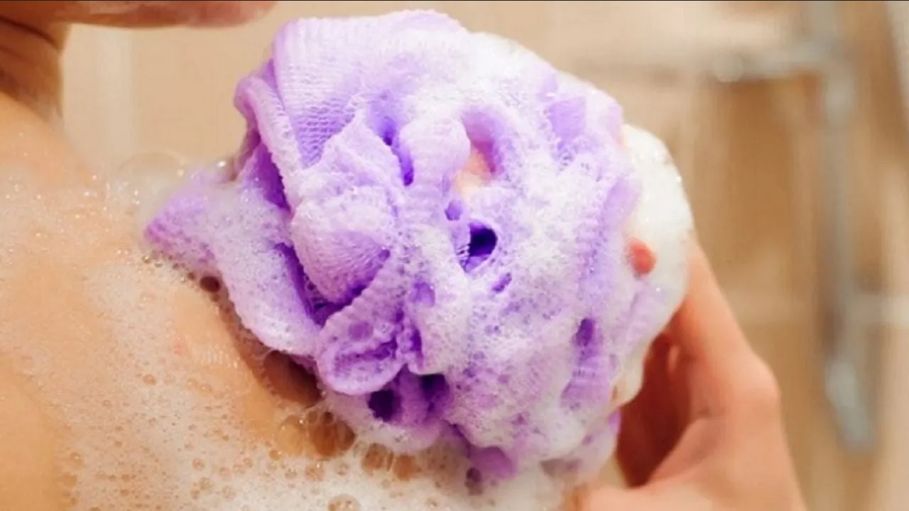 ¿Cómo se desinfecta una esponja de baño y cada cuánto hay que cambiarla?