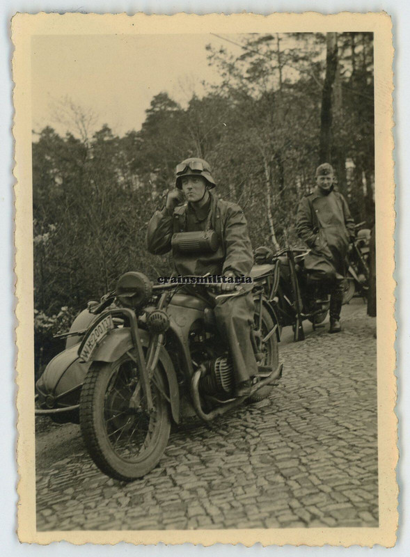 Orig. Foto 71.ID Kradmelder mit Motorrad bei Fahrt Kamenz - Königsbrück 1940.