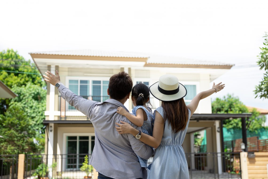 familia mirando su nueva casa