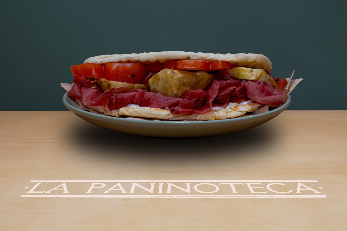 18 Bresaola, fontina, caprino, carciofini, pomodoro e origano