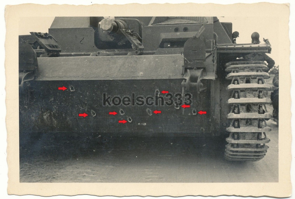 Foto Sturmgeschütz Panzer mit zahlreichen feindl