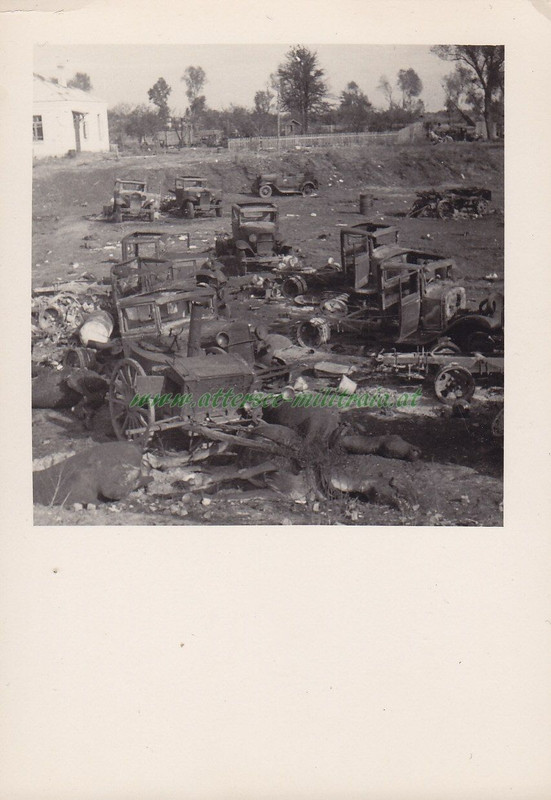 Frontaufnahme Zerstörte Fahrzeuge Feldküche Krie