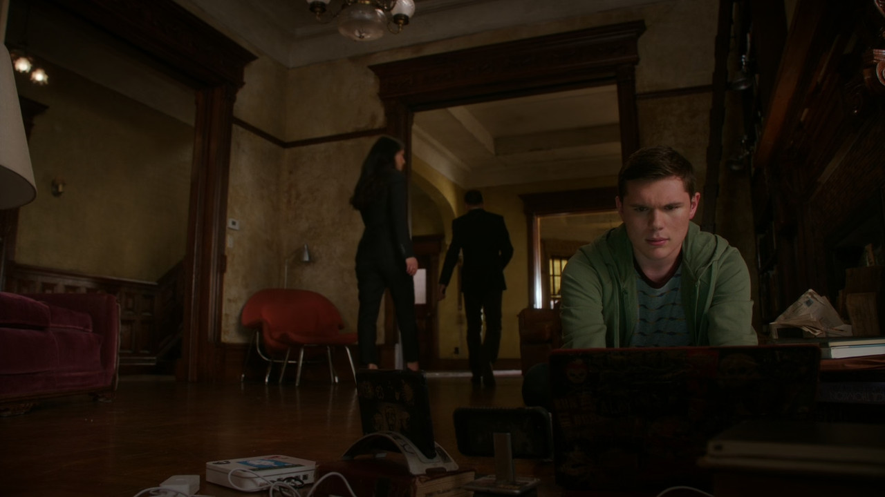 Elementary (2012) - S06E06 - Give Me the Finger (1080p AMZN WEB-