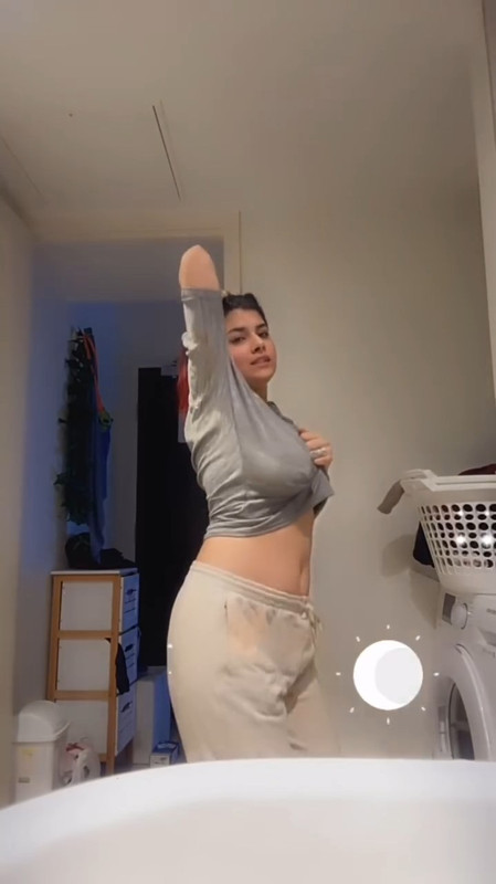 hot arab girl sexy big tits in grey tshirt.mp4_snapshot_00.01.943