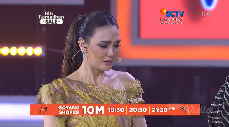 Luna Maya dalam acara Shopee (SCTV)

