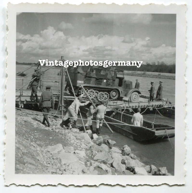 Foto WH Halbkette SdKfz Tarnung Camo Panzer Pioniere Brücke Boote