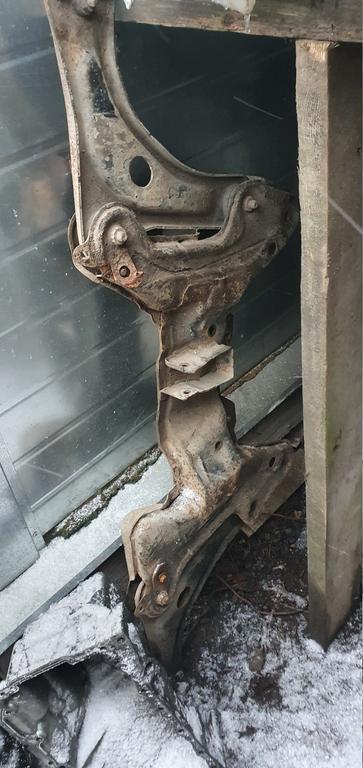 Подрамник передний