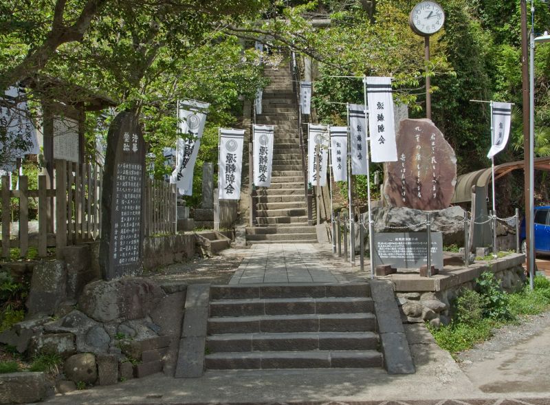 1199-Minamoto-no-Yoritomo-Grave