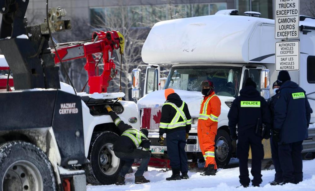 Policía de Canadá comienza a arrestar a manifestantes en Ottawa