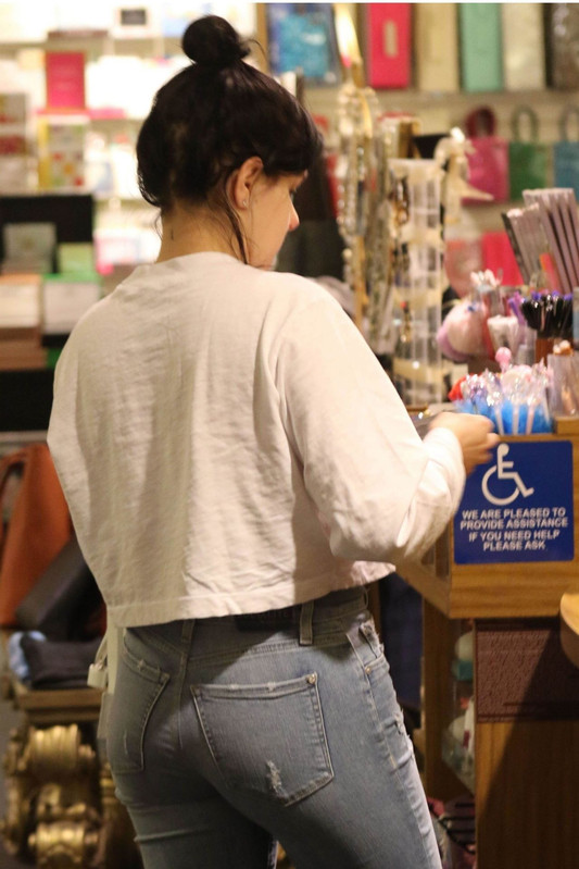 ariel winter booty in jeans 01 03 2020 0