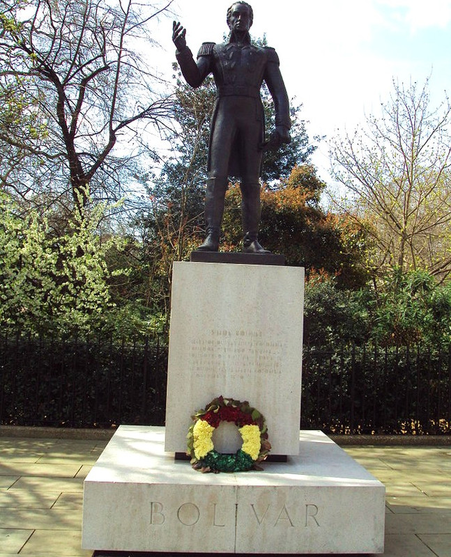 Bolivar_statue,_Belgrave_Square,_Belgravia_-_DSC05405