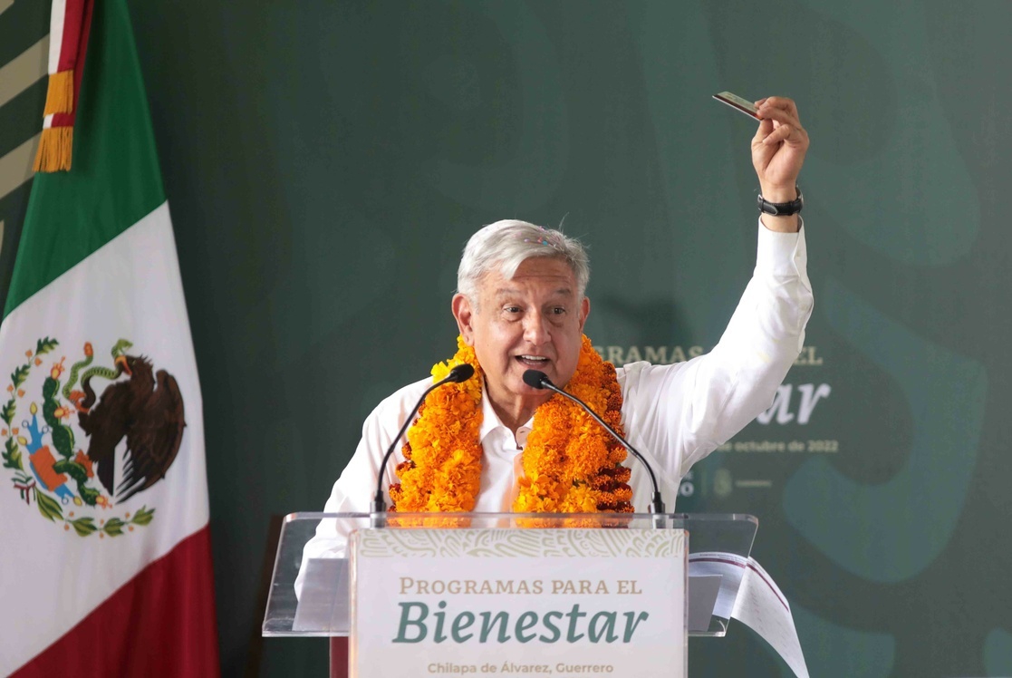AMLO reprueba “el apego al poder” desde Guerrero