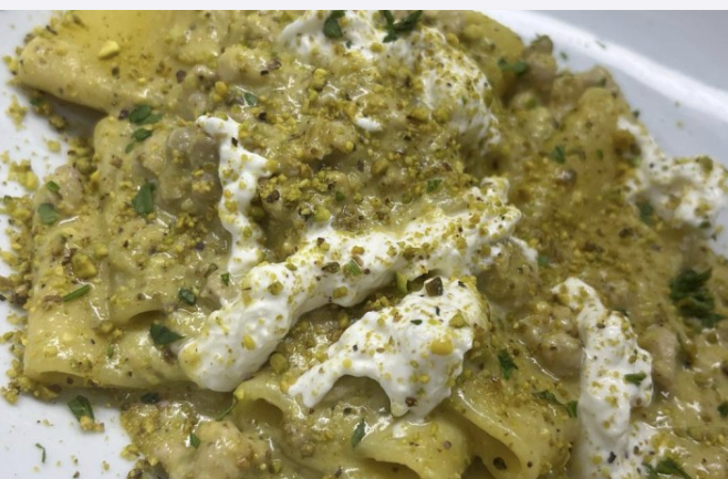 Paccheri al pesto di pistacchio, salsiccia, basilico e stracciatella di burrata
