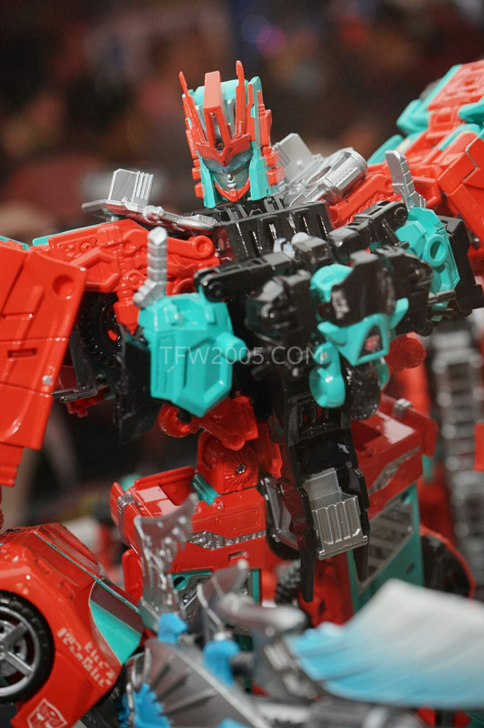 SDCC2015-Hasbro-Case-Transformers-Combiner-Wars-