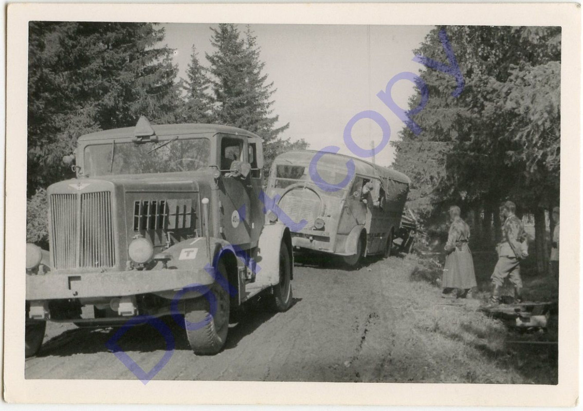 Fahrzeuge (vermutlich) Hanomag SS 100 und Renaul