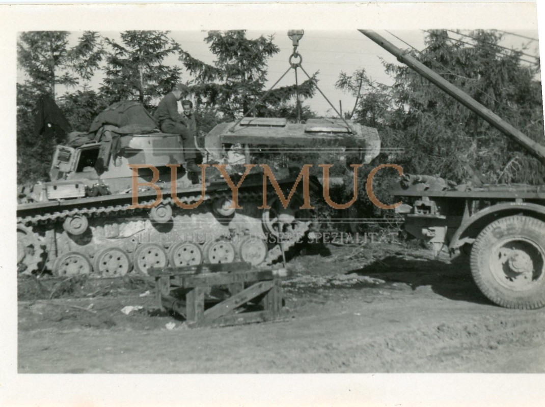 Foto Deutscher Panzer Reparatur in Russland mit Kran am Straßenr