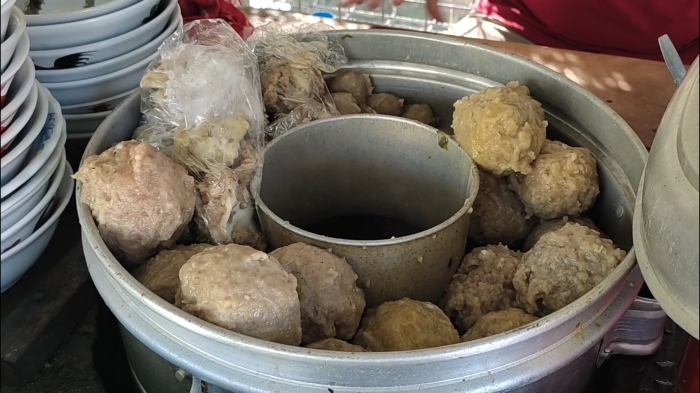 Pilihan aneka bakso di gerai Bakso Cak Bondet Lamongan.