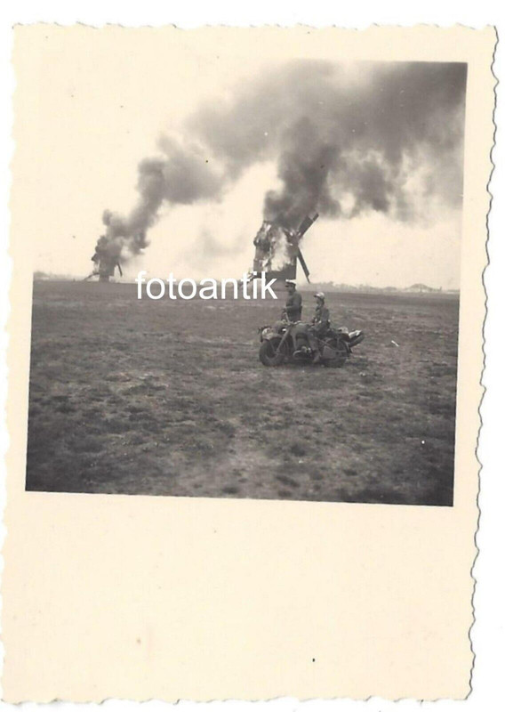 Foto 2 WK Ostfront brennende Windmühle Windmill Soldaten Krad Combat