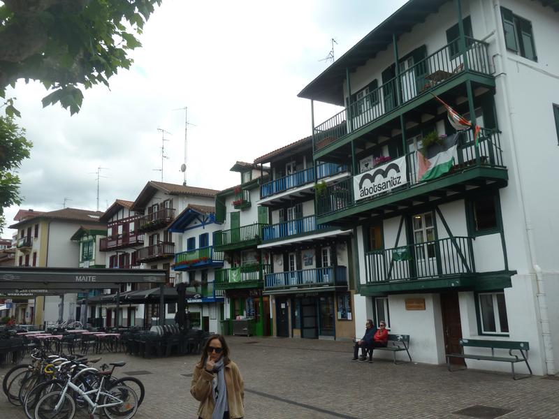 Dia 1 .- Vuelo de ida y Hondarribia - 6 días en el País Vasco. (3)