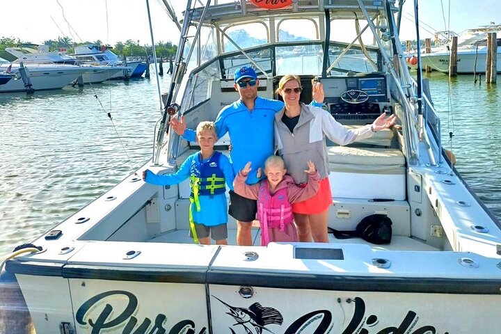 Pura Vida 35 ft boat rental Cancun - Deck area with snorkeling equipment and professional crew service