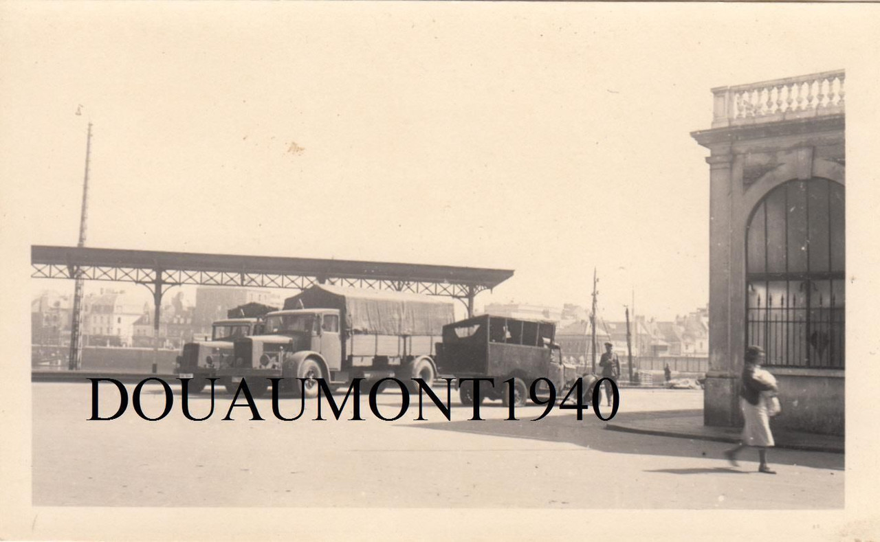 FRANKREICH Zerstörtes Wehrmacht LKW und PKW Stat