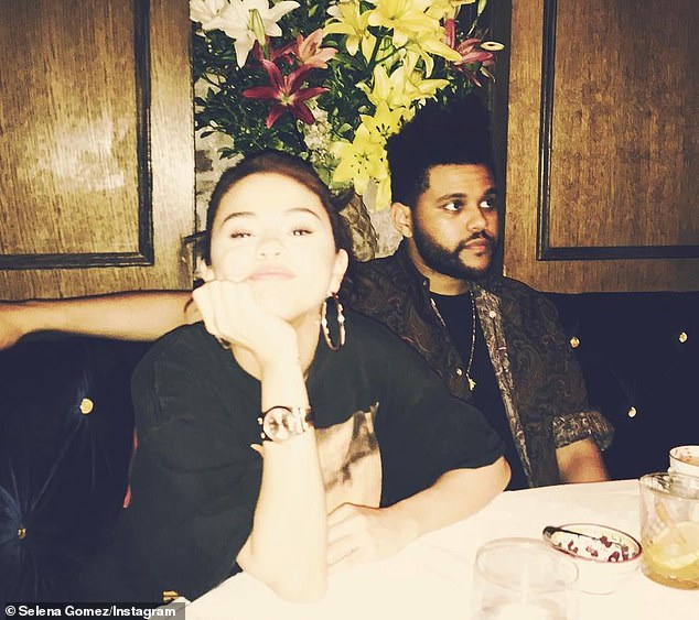 Selena Gomez membagikan foto ini pada bulan September 2017 saat keluar untuk berkencan The Weeknd.