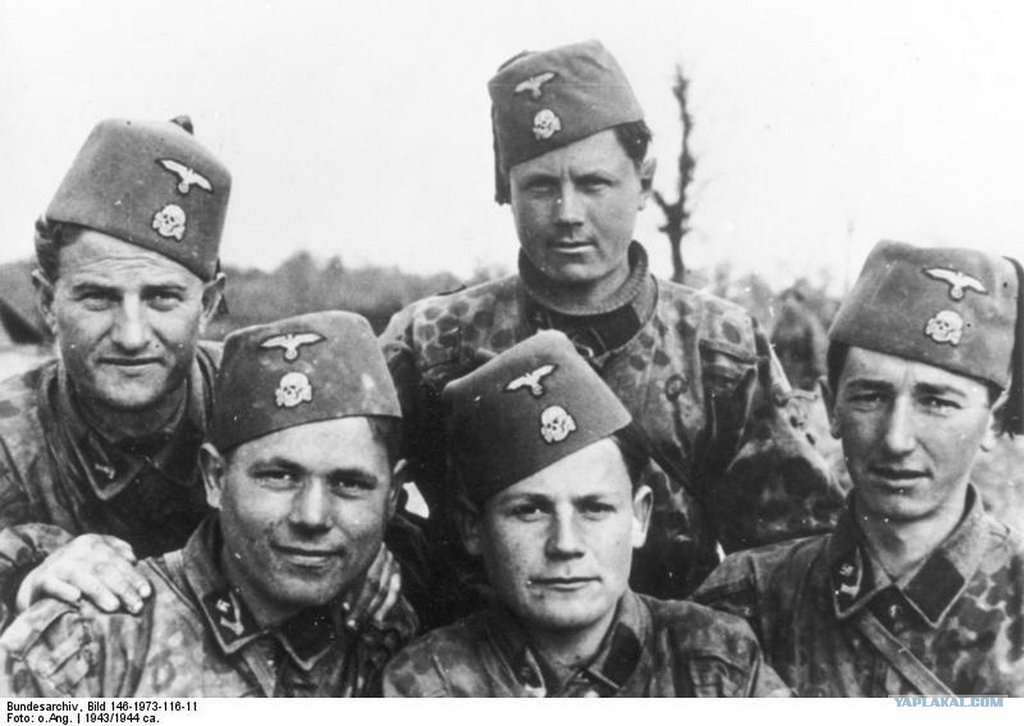 Soldados de la 13.ª División de Montaña SS Handschar en 1943 Soldados de la 13.ª División de Montaña SS Handschar en 1943