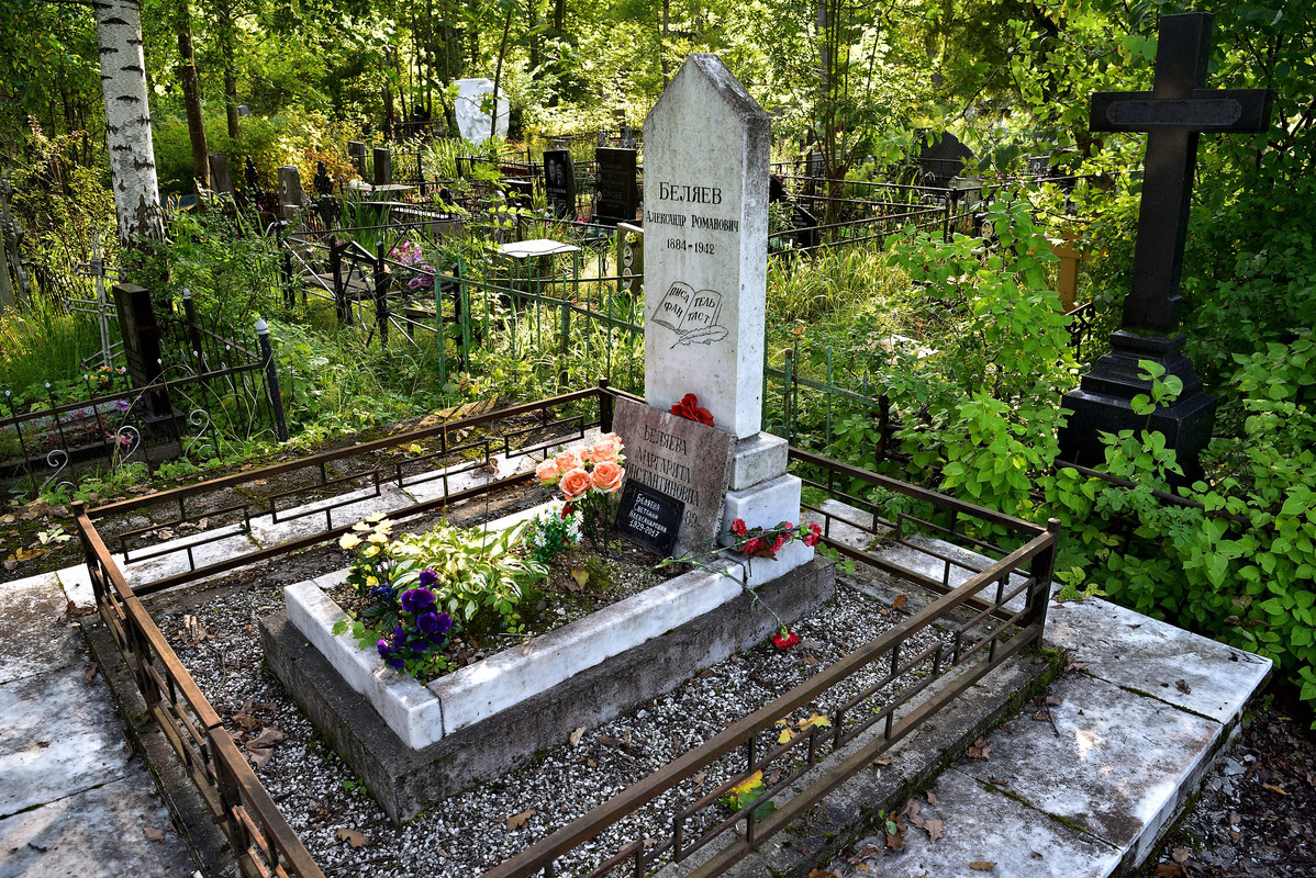 Pushkin-Kazan-cemetery-Grave-of-A-R-Belyaev-1884-1942-science-fiction-writer