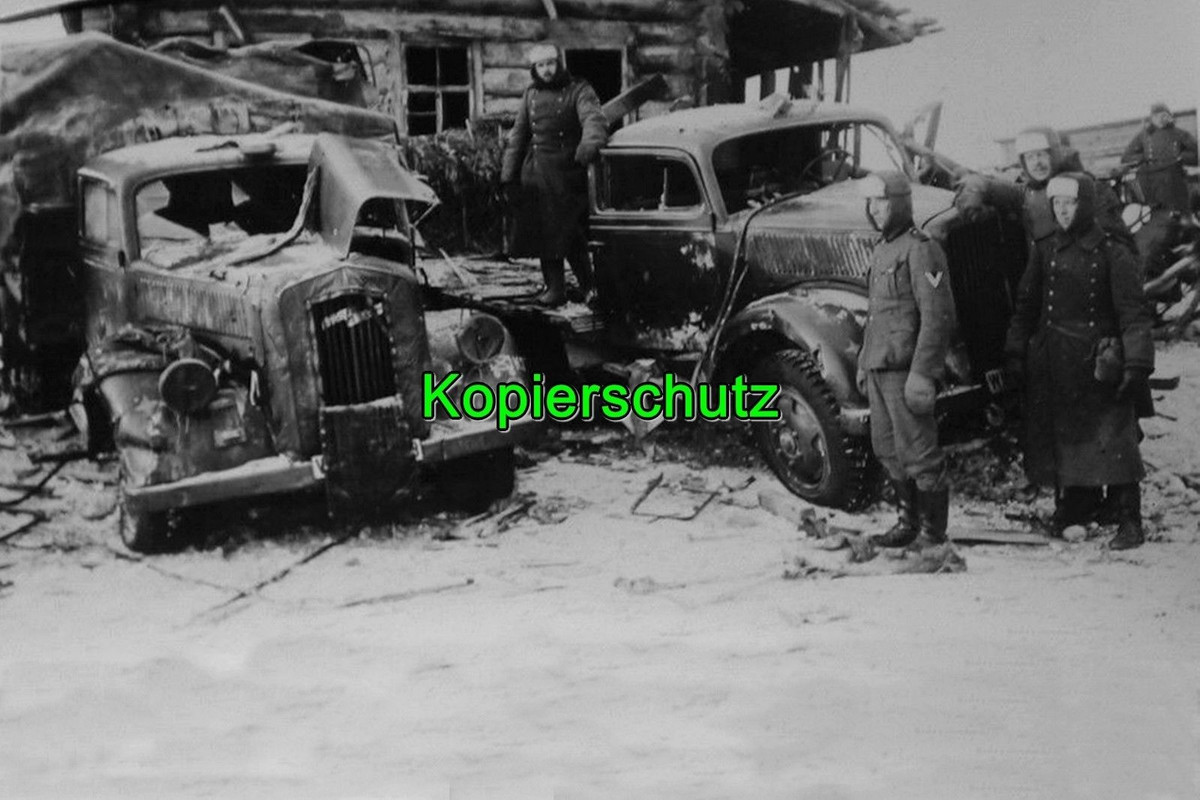 Durch russ. Artillerie zerstörte deutsche Fahrze
