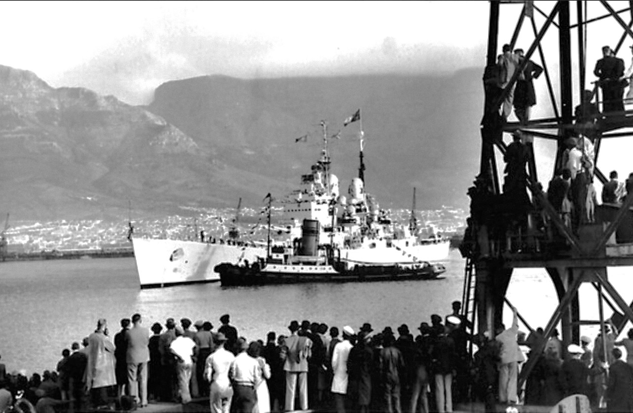 https://i.postimg.cc/Hx57qpjv/HMS-Vanguard-v-Kejptaune-1947-4.jpg