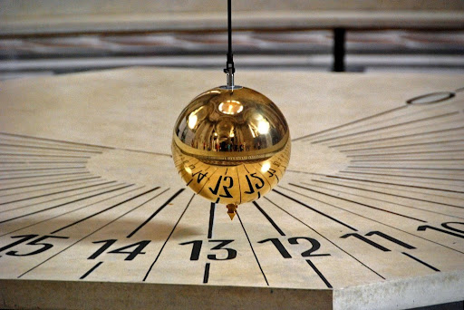 Pêndulo de Foucault em movimento demonstrando a rotação da Terra